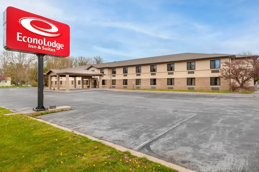 Econo Lodge Inn & Suites Oconto - Image 1