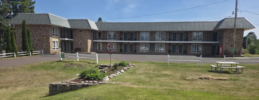 Budget Host Inn - Image 1