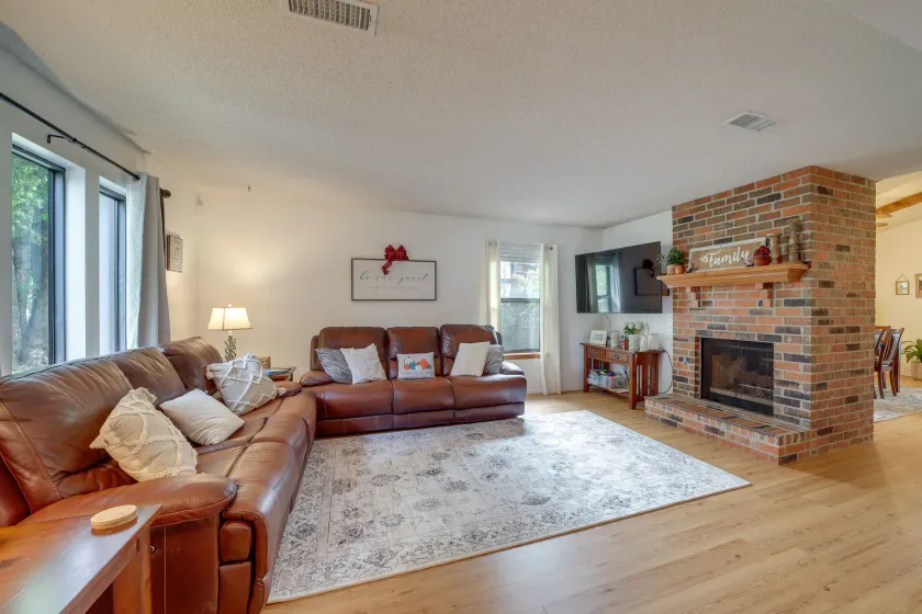 Family-friendly Broken Arrow Retreat w/ Yard! - Image 1