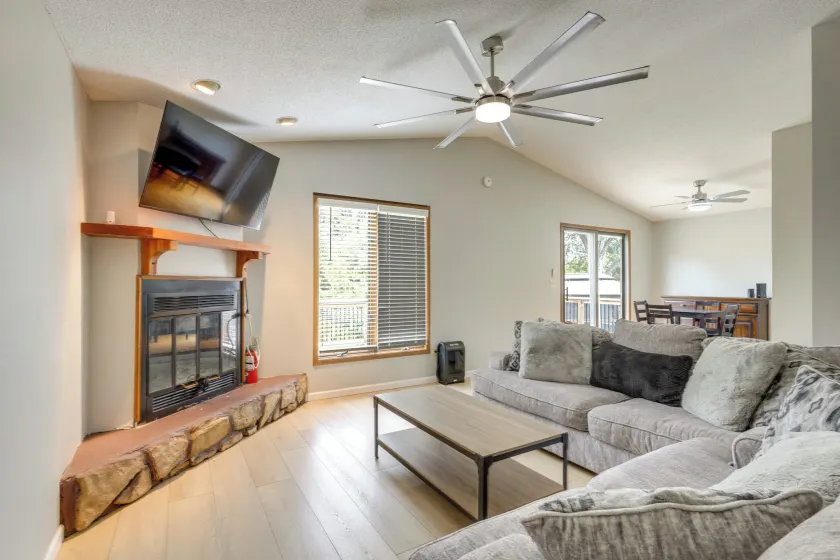 Lakefront Family Home 13 Mi From Gateway Arch! - Image 1