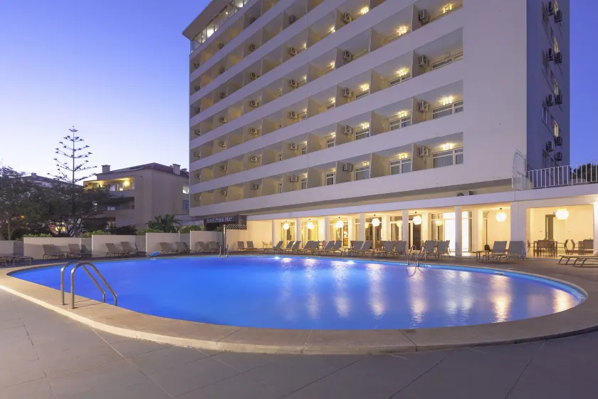 Carcavelos Beach Hotel - Image 1