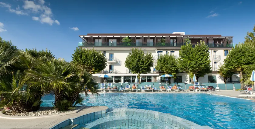 Hotel Paris Resort - Image 1