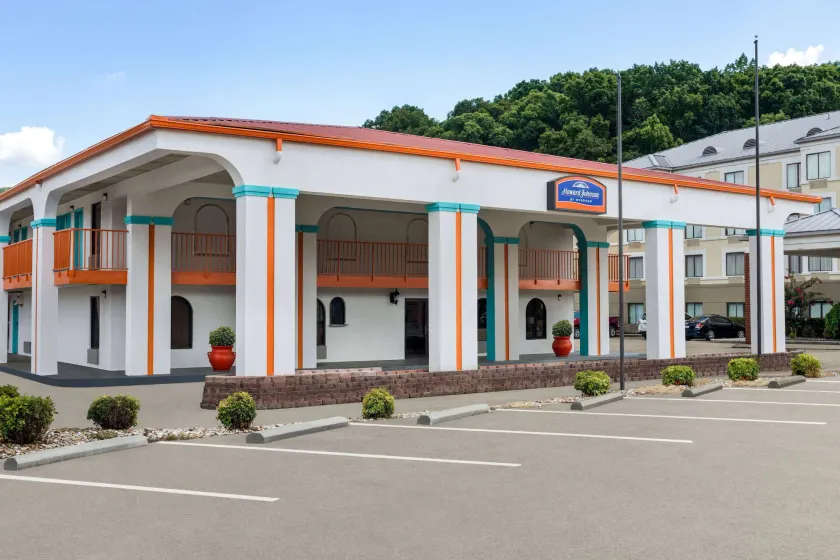 Howard Johnson by Wyndham Chattanooga Lookout Mountain I-24 - Image 1
