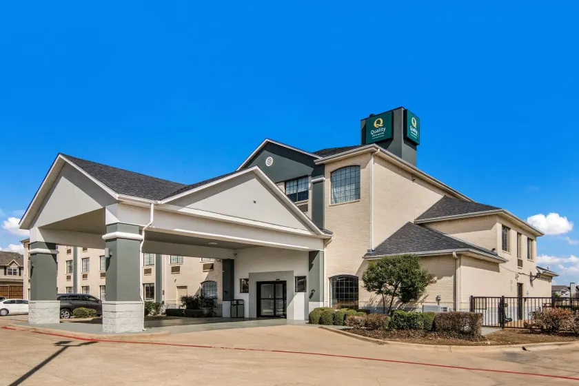 Quality Inn & Suites Fort Worth - Fossil Creek - Image 1