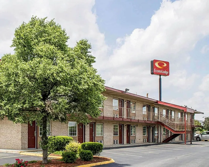 Econo Lodge Columbus West - Image 1