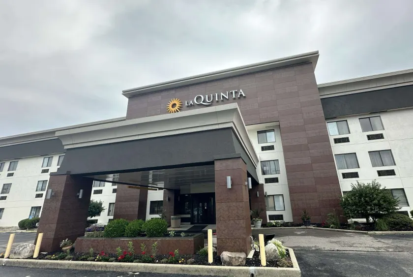 La Quinta Inn and Suites by Wyndham Cincinnati North - Image 1