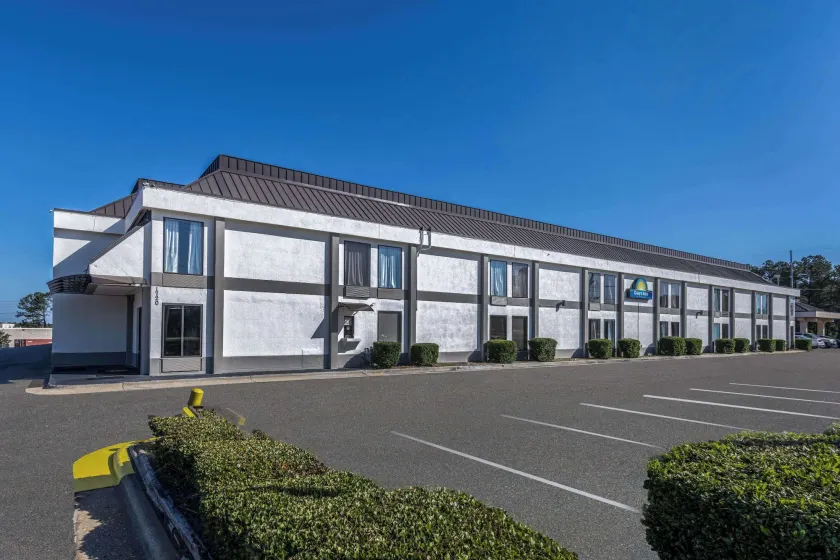 Days Inn & Suites by Wyndham Fort Bragg/Cross Creek Mall - Image 1