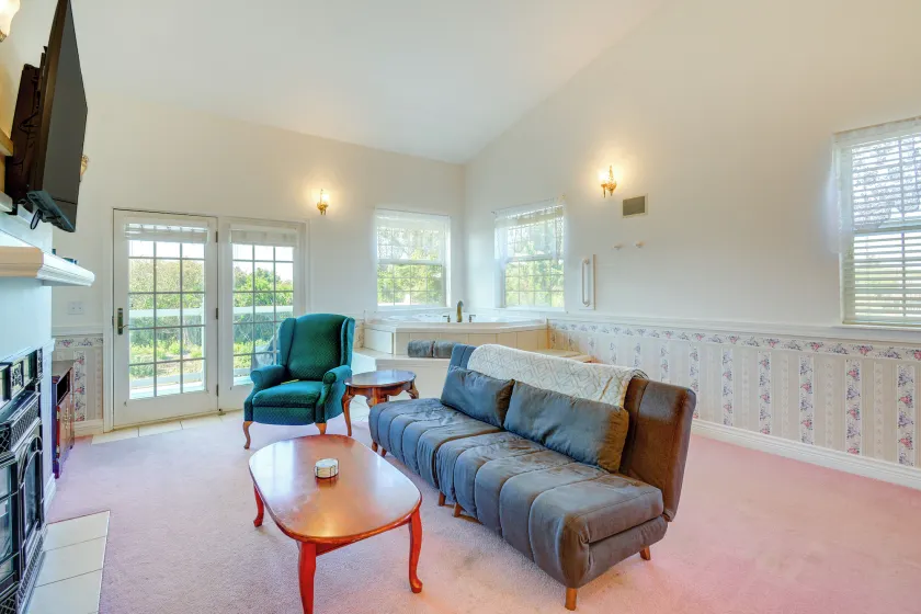 Ocean View Pet-Friendly Family Suite with Kitchen - Pool and Hot Tub - Image 1