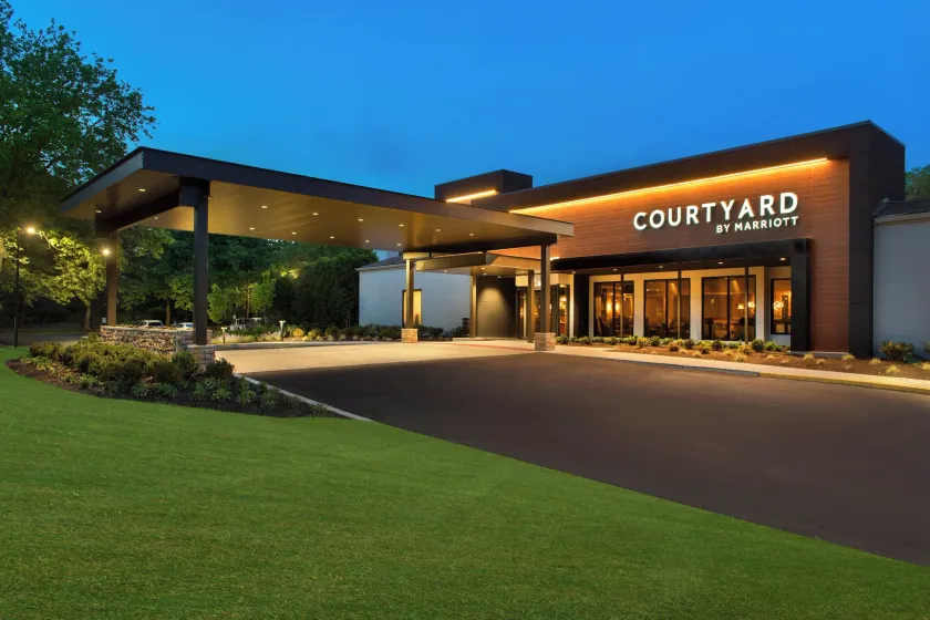 Courtyard by Marriott Lincroft Red Bank - Image 1