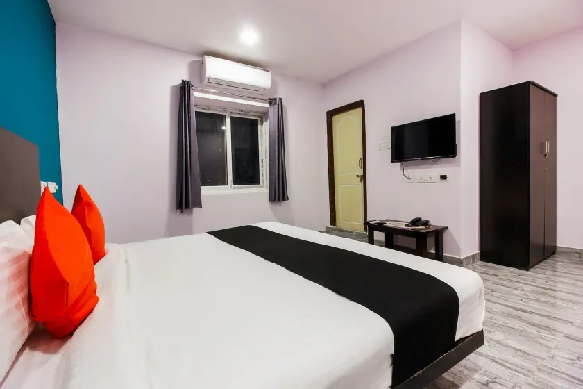 Capital O Che Sigma Hotel - Image 1