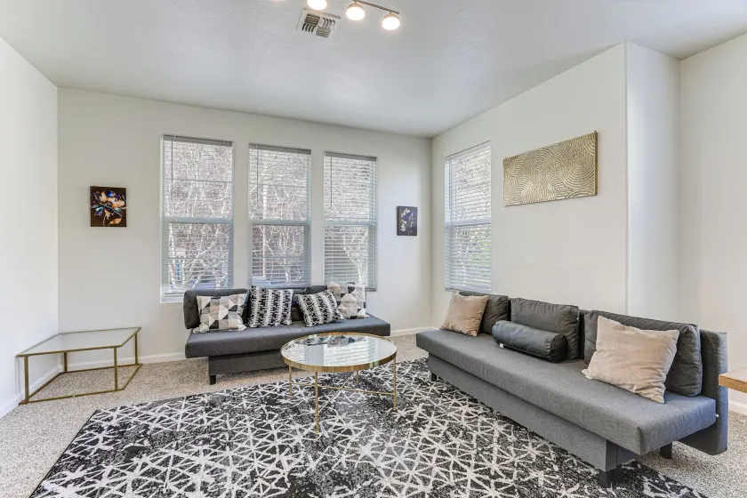 Walk to Bart Station: Richmond Townhome w/ Balcony - Image 1