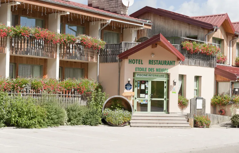 Hôtel Restaurant Etoile des Neiges Piscine Jacuzzi Sauna Massage Salle de Jeux - Image 1