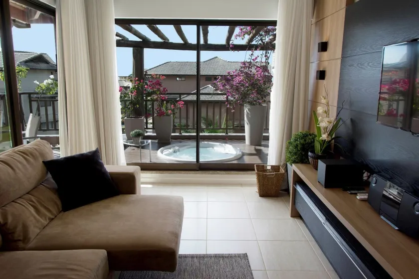 CO302 Luxuosa Cobertura de 3 suites com jacuzzi - Image 1