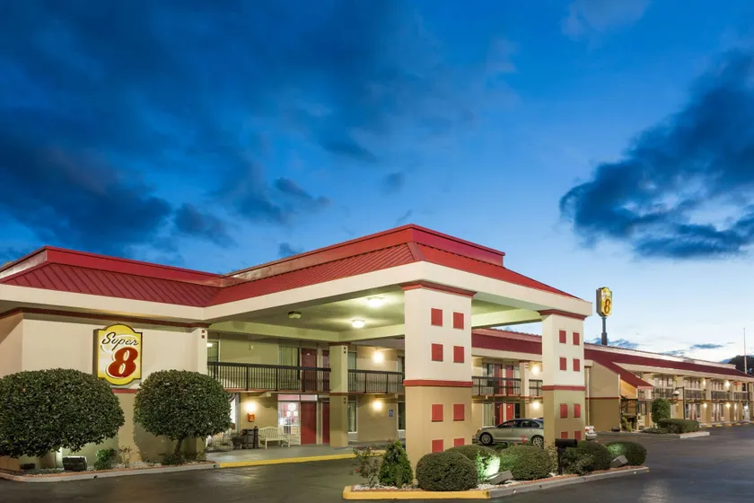 Super 8 by Wyndham Tifton - Image 1