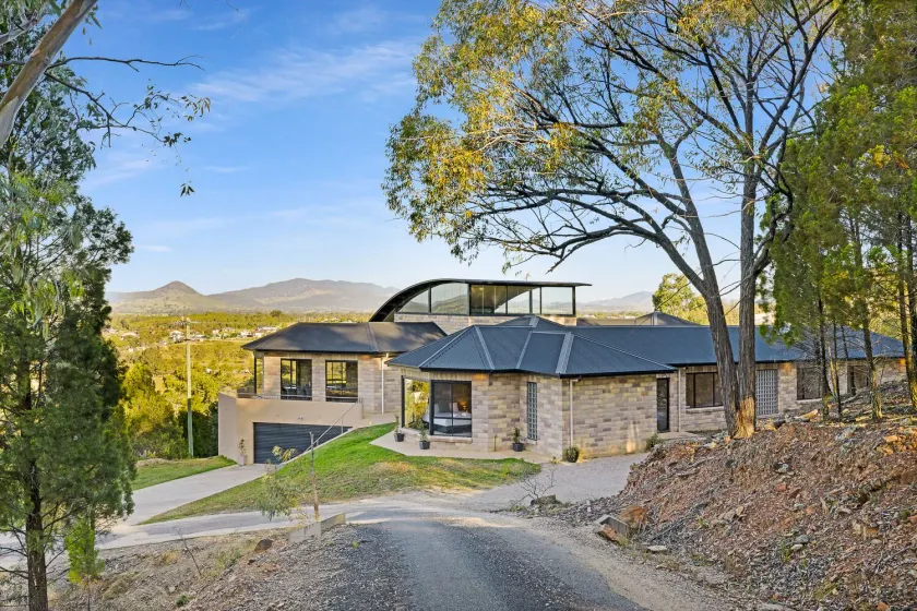'Tyalla Lodge' Unique Luxe Design in the Mountains - Image 1