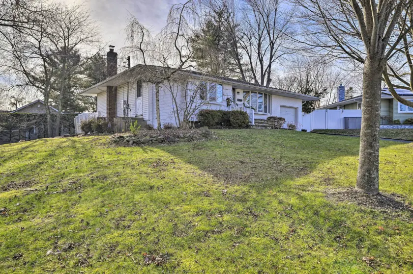 Quiet Commack Cottage w/ Pool, 8 Mi to Beach! - Intérieur
