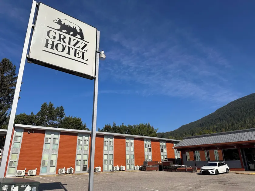 Grizz Hotel - Image 1