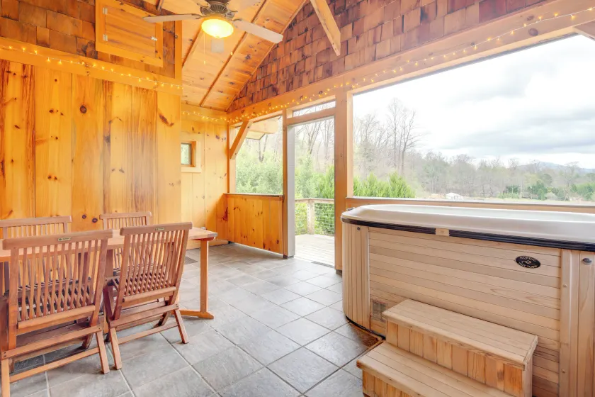 ‘Sawyer’s Cabin’ w/ Hot Tub in Blue Ridge Mtns! - Interior