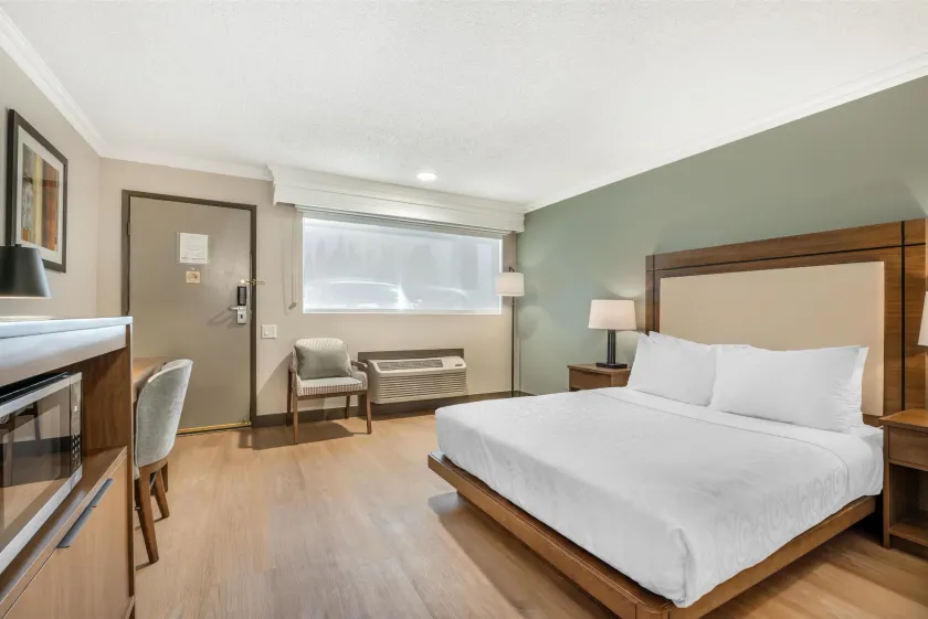 Best Western PLUS Burnaby Hotel - Image 1