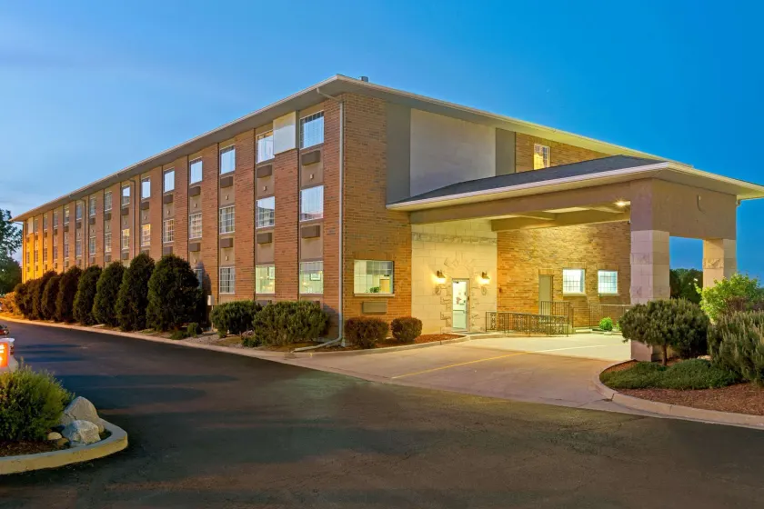Super 8 by Wyndham Gurnee - Image 1