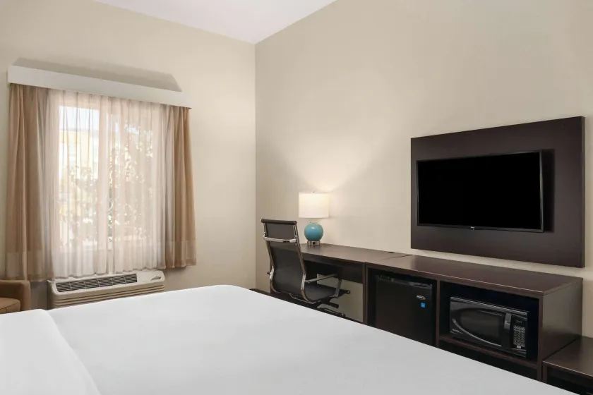 La Quinta Inn & Suites by Wyndham Wenatchee - Image 1