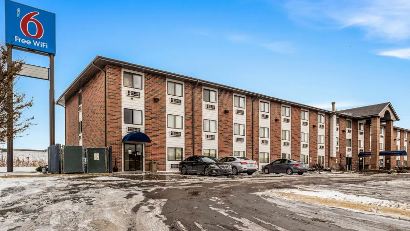Motel 6-Elk Grove Village, IL - Image 1