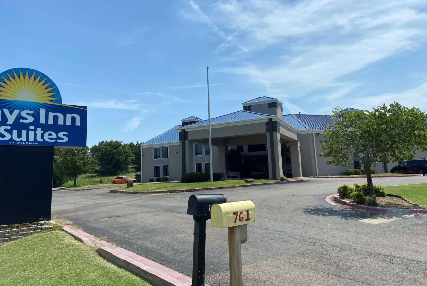 Days Inn & Suites by Wyndham Tahlequah - Image 1