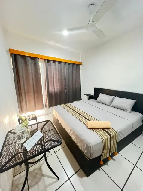 Private room with king size bed - Image 1