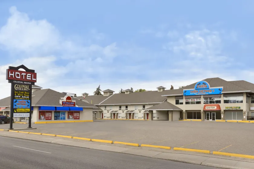 Colonial Square Inn & Suites - Image 1