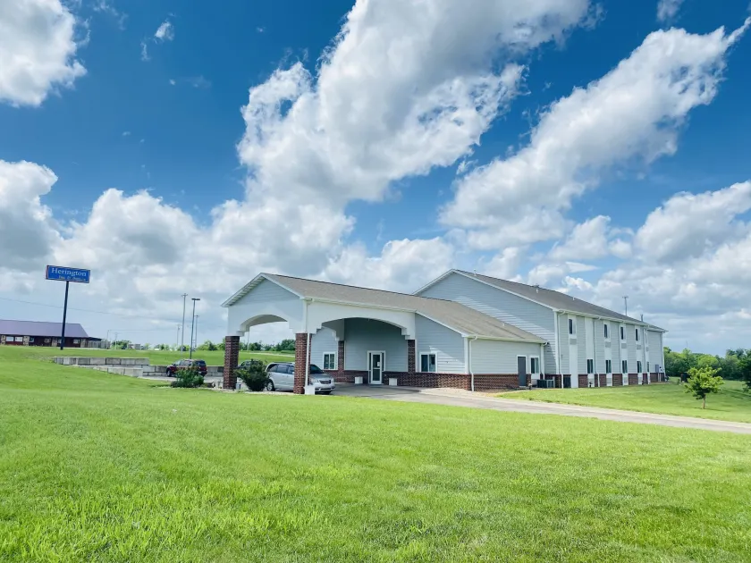 Herington Inn & Suites - Image 1