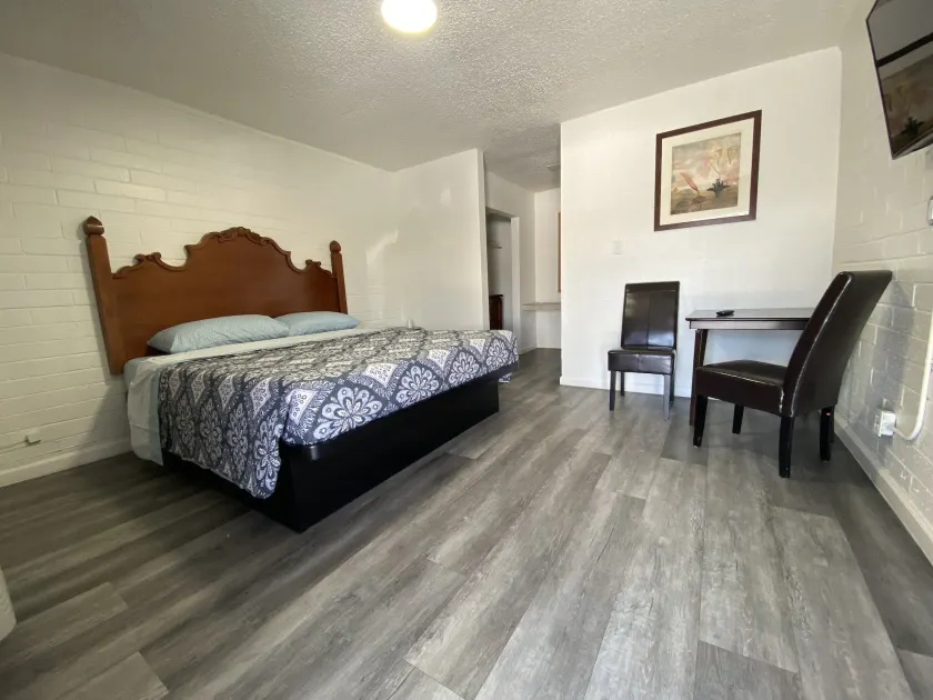 Lucky cuss Motel - Image 1