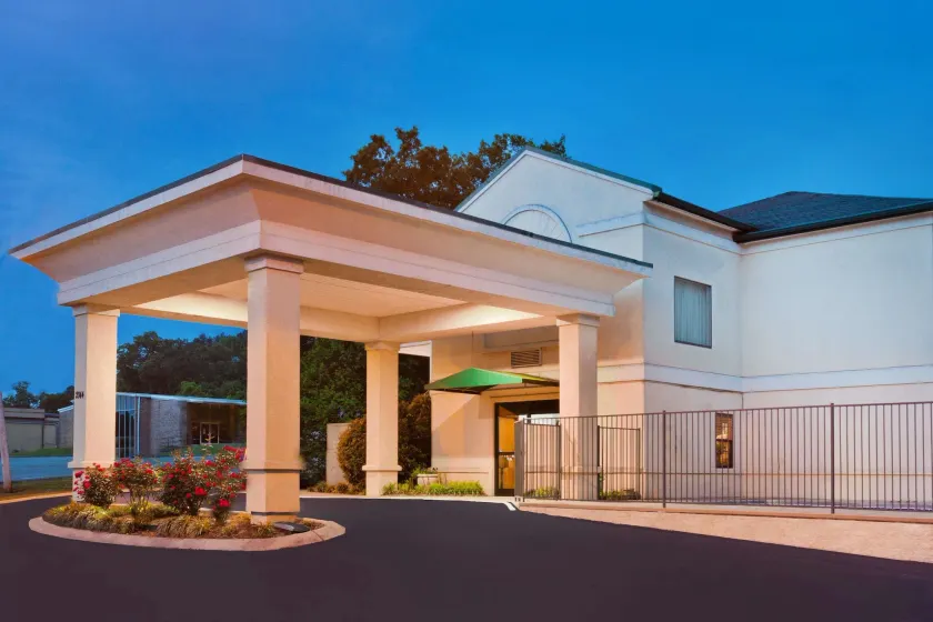 Super 8 by Wyndham Ft. Oglethorpe GA/Chatt TN Area - Image 1