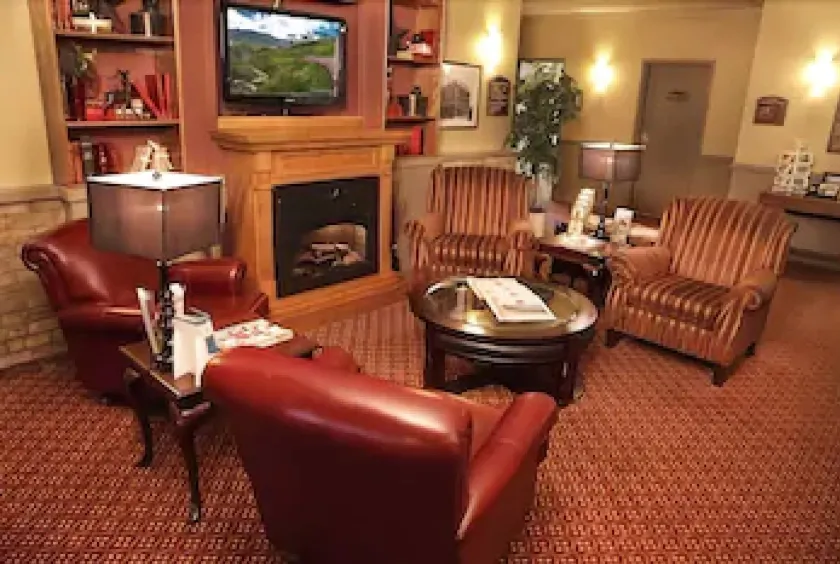McIntosh Country Inn & Conference Centre - Lobby sitting area