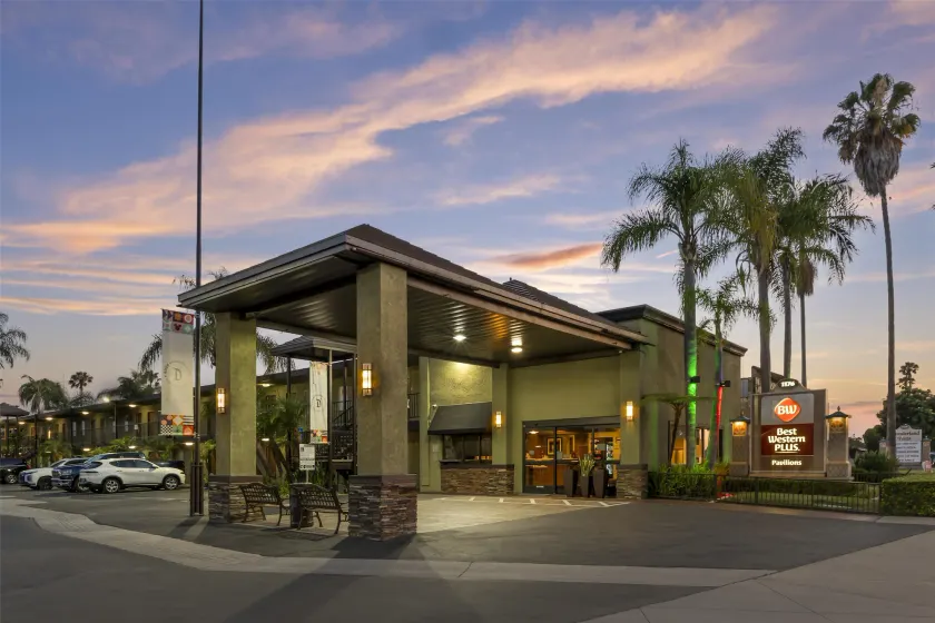 Best Western Plus Pavilions - Image 1