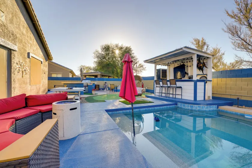 Putting Green & Hot Tub: Goodyear Retreat! - Image 1