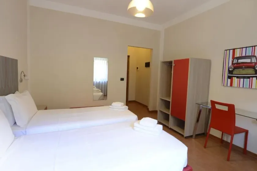Hotel Tourist - Image 1
