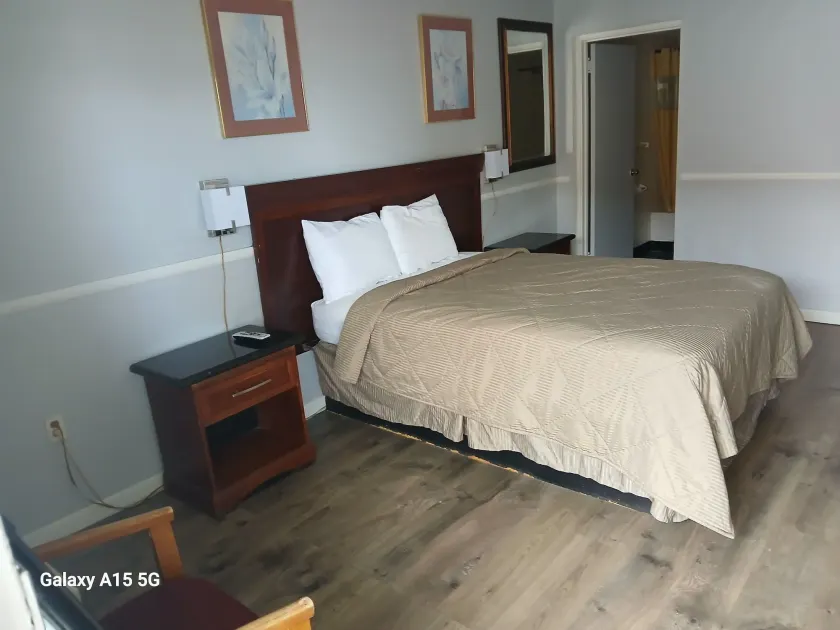 Travelers Inn - Image 1