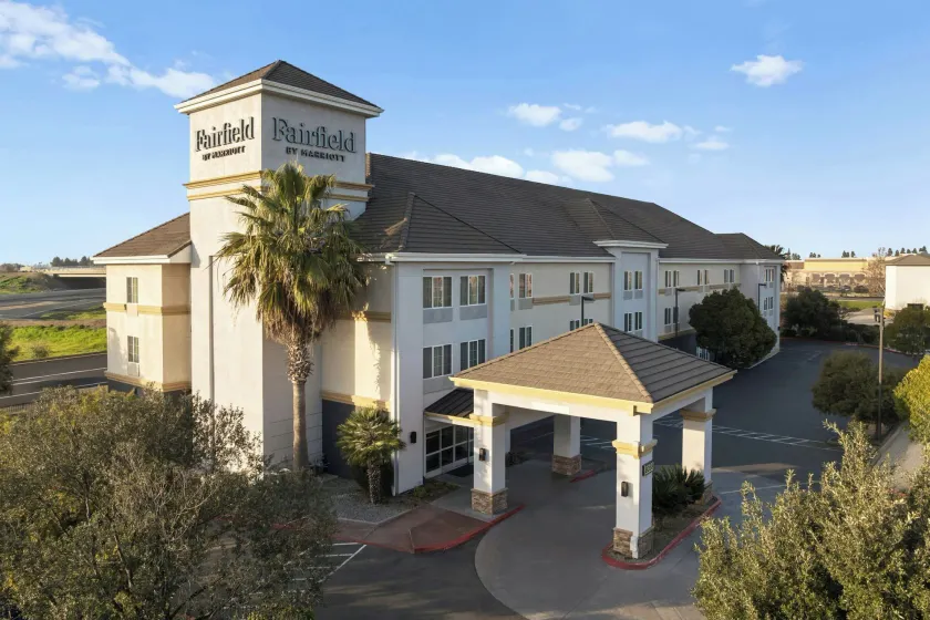 Fairfield Inn and Suites by Marriott Elk Grove - Image 1