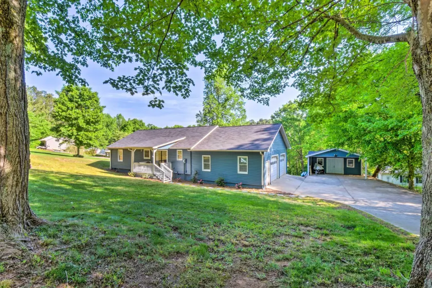 Tranquil Townville Gem with Kayaks - Image 1