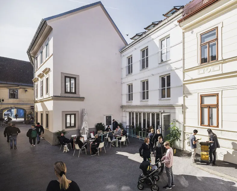 Art Hotel - Image 1