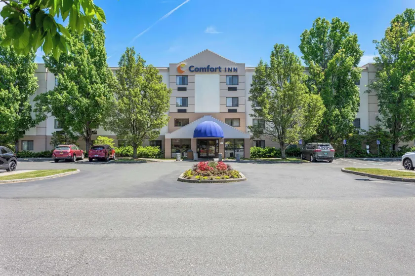 Comfort Inn White River Junction - Image 1