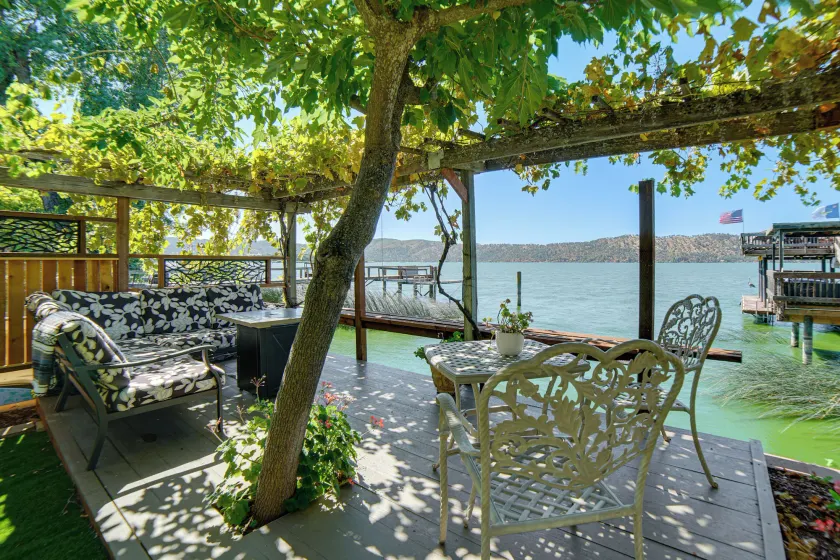 Shared Boat Dock at Clear Lake Couples Retreat - Image 1