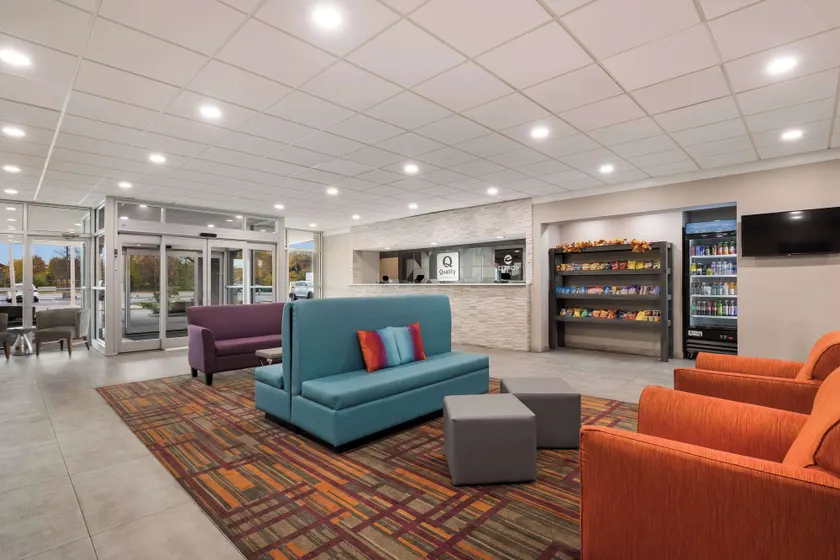 Clarion Hotel & Convention Center Joliet - Lobby