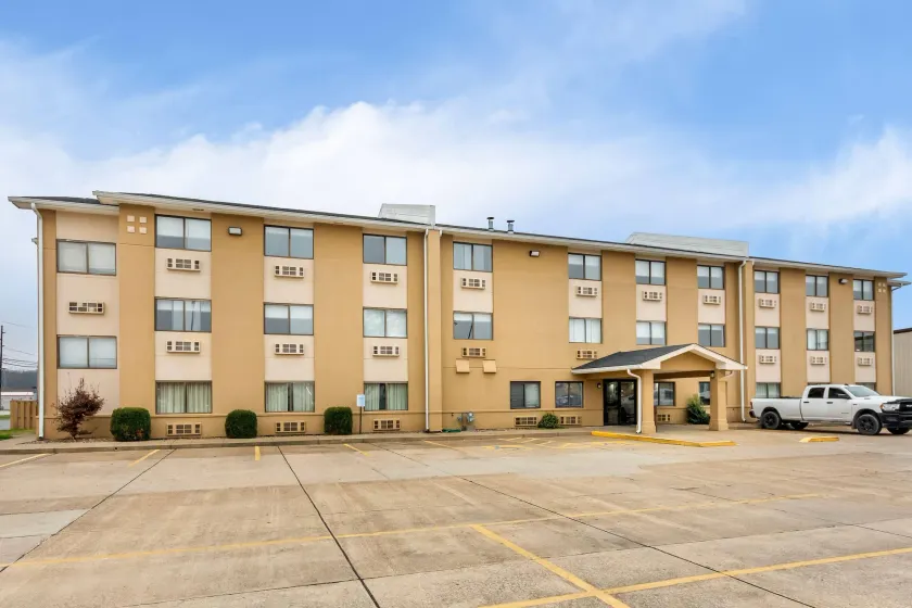 Super 8 by Wyndham Evansville East - Image 1