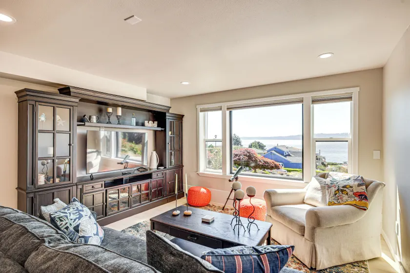 Puget Sound Views: Des Moines Apt w/ Patio - Image 1