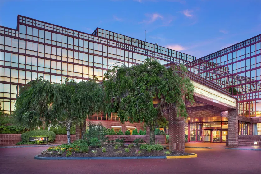 DoubleTree by Hilton New York LaGuardia Airport - Image 1
