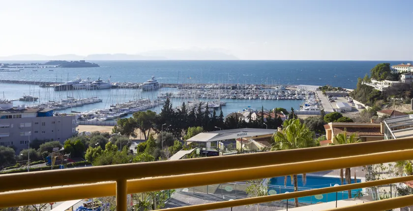 Suhan Seaport Hotel - Image 1