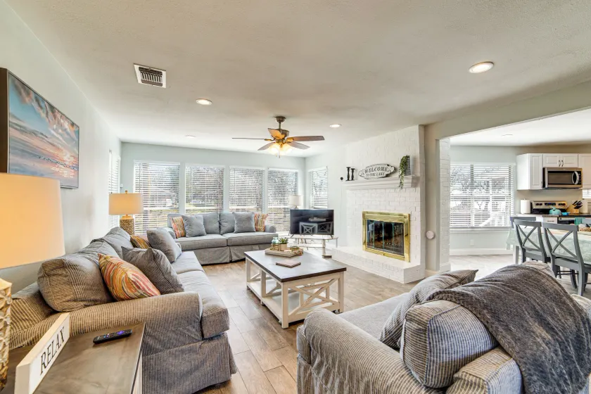 Lakeside Retreat: Large Spacious Home w/ Game Room - Image 1