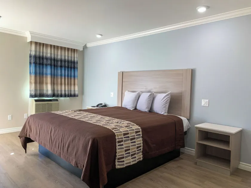 Mojave Inn - Image 1