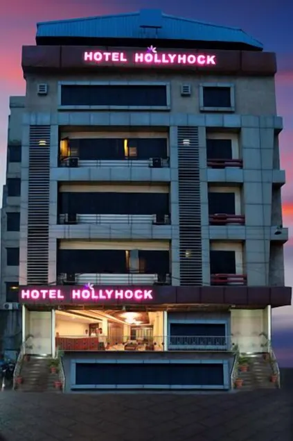 Hotel Hollyhock - Image 1